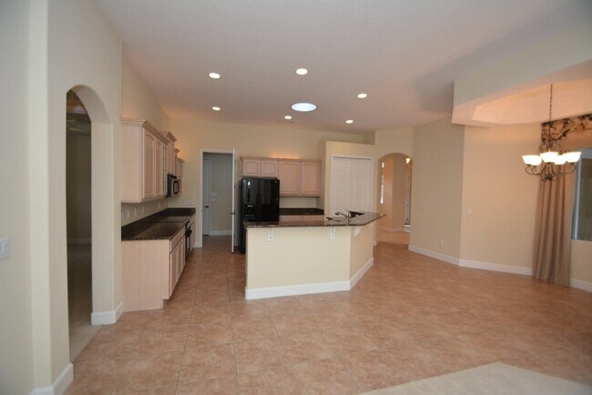 Building Photo - Luxurious Pool Home in gated community of ...