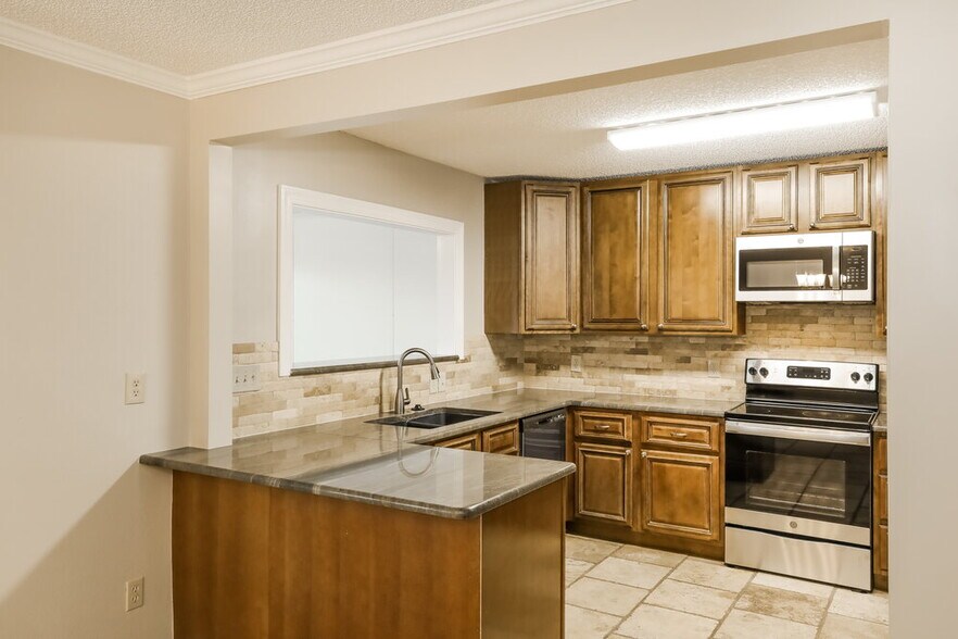 Building Photo - 653 Staffordshire Dr E