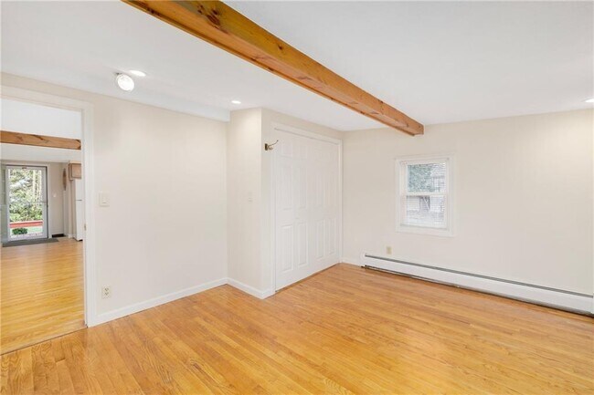 Building Photo - 8 Pine Ln