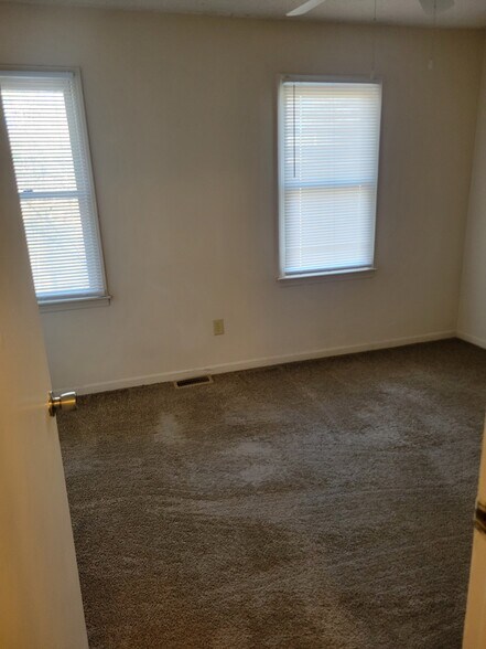 2nd bedroom - 208 Glamorgan Dr