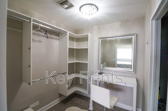 Building Photo - 825 Bayshore Dr