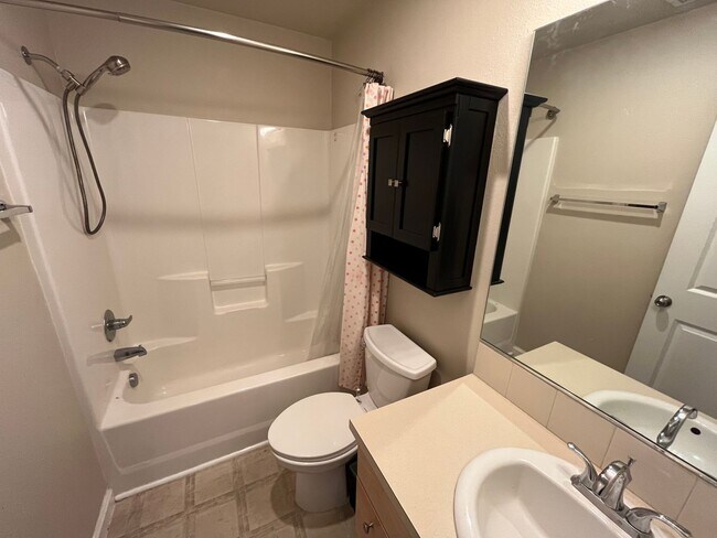 Building Photo - Quiet 3 Bed/2.5 Bath Home With Fenced Back...