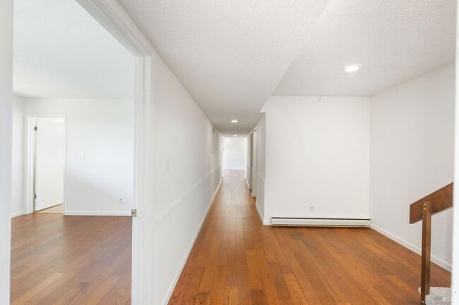 Building Photo - 121 Knoll Pl