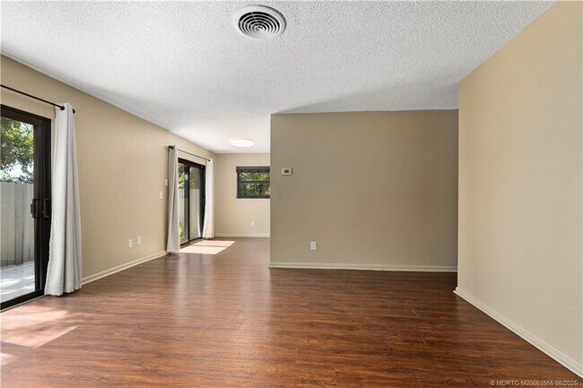 Building Photo - 2563 NE Palm Ave
