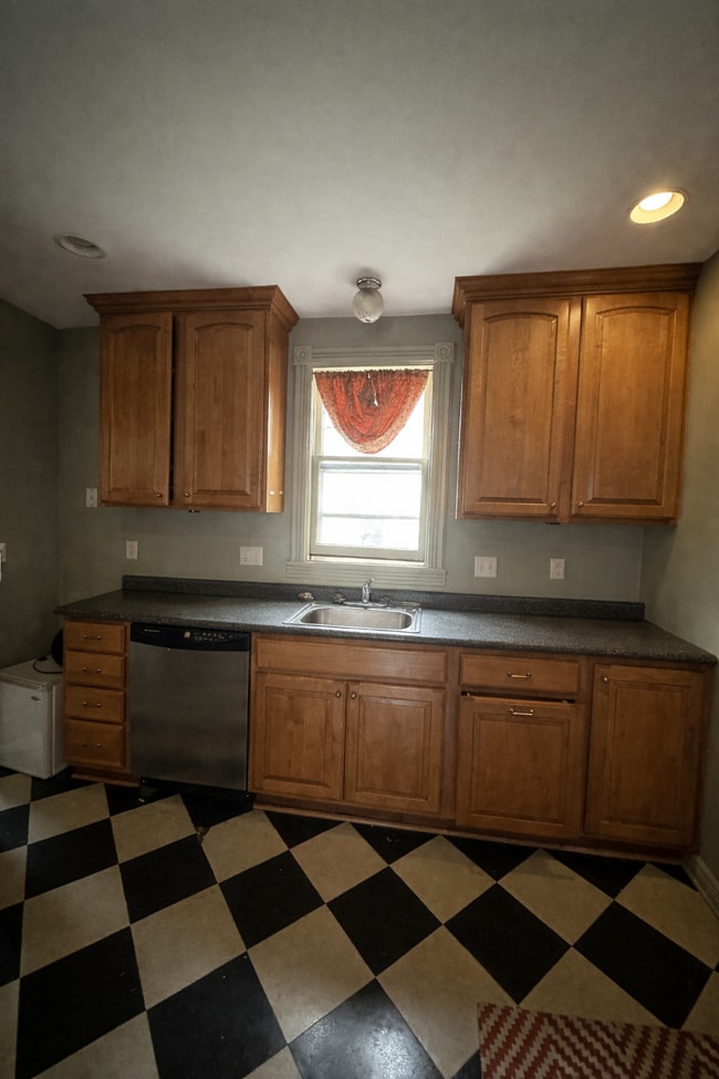 Building Photo - Amazing 4 Bed 2 Bath close to UWEC!