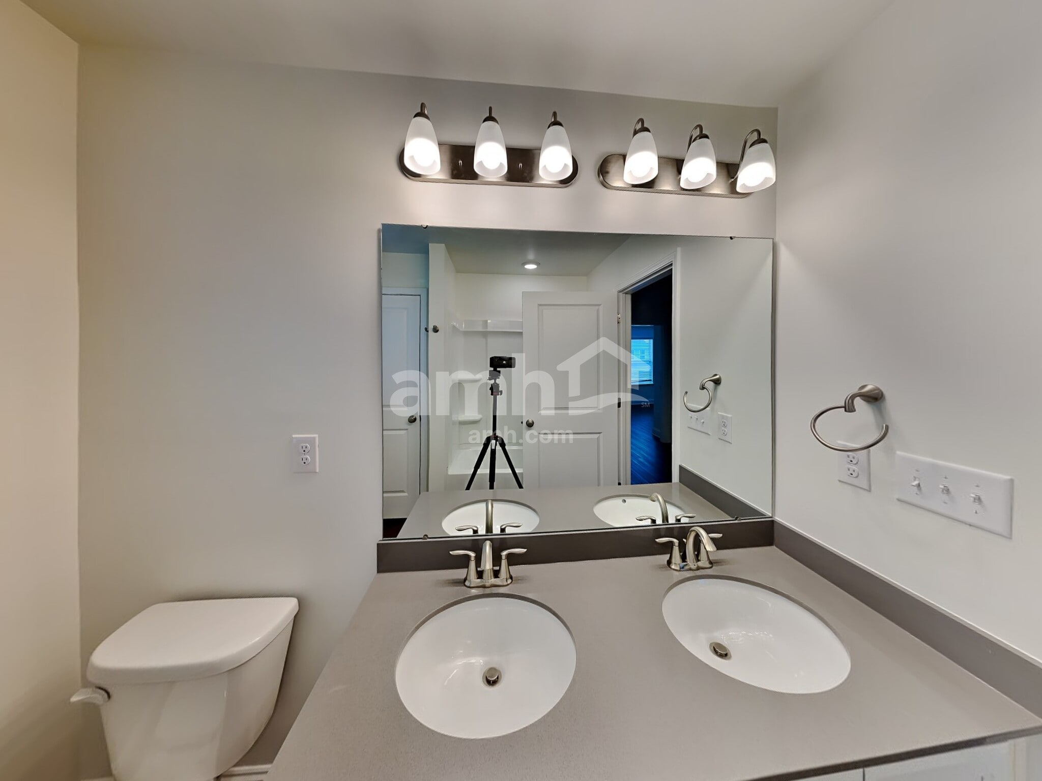 Building Photo - 9109 Henley Ave