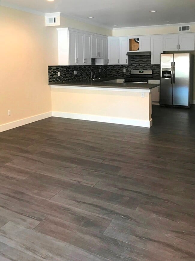 Building Photo - 1964 Main St