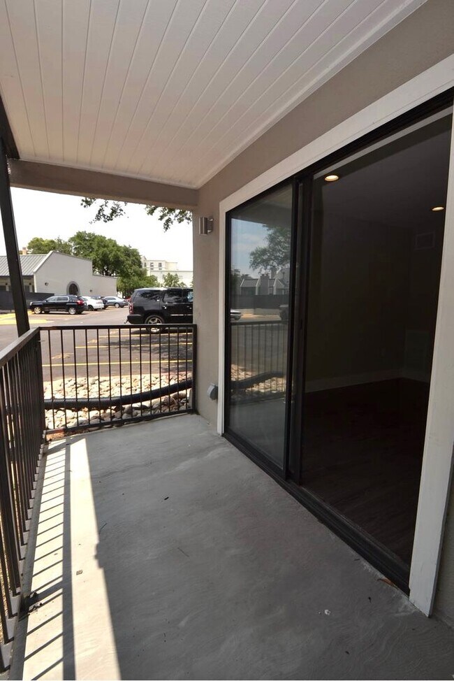 Building Photo - Remodel Condo - Minutes to Downtown Austin