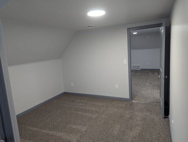 Building Photo - Complete New Remodel: cozy, 1-bedroom apt w/all new kitchen and bath, overlooking Mill Run