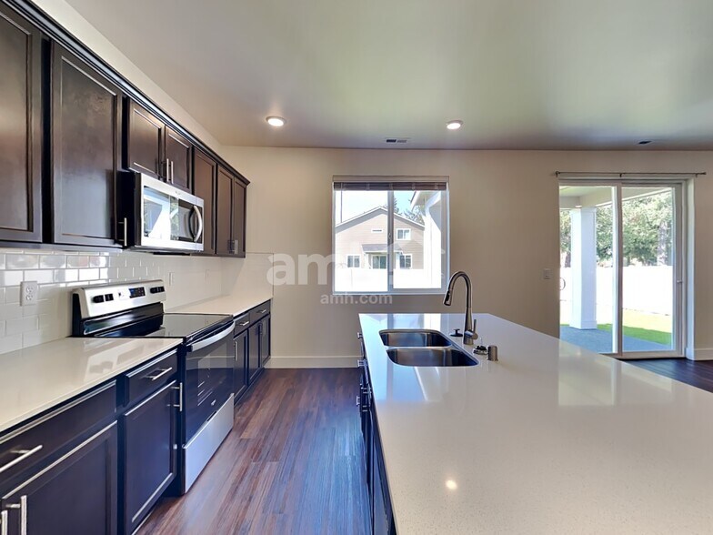 Building Photo - 305 Smith Dr