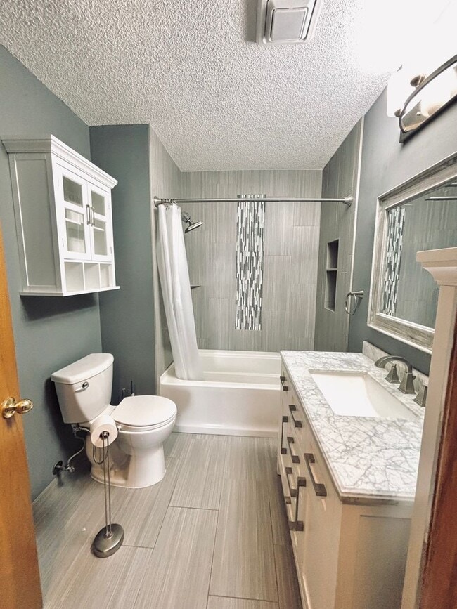 Building Photo - Stunning 4bed 2bath Home, With a Fully Fenced Yard.