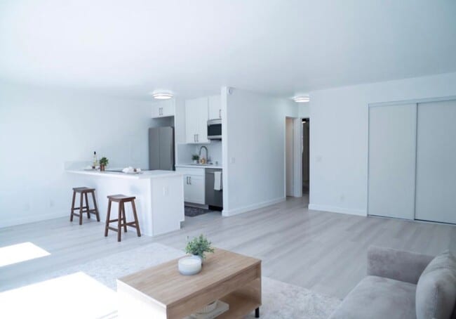 Building Photo - Island Style Living at Its Best! 2/1/1 in Makaha