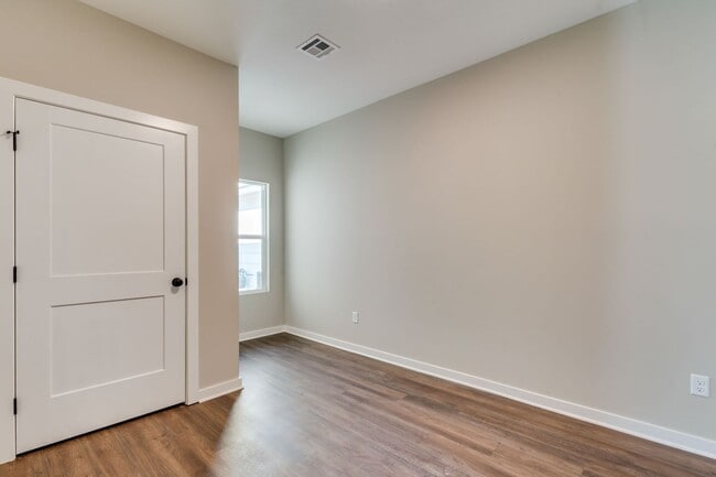 Building Photo - Area151-Cromwell Plan