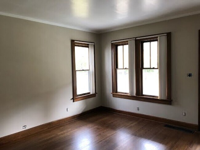 Building Photo - 833 College Ave