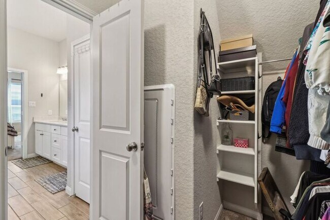 Building Photo - Spacious 1.5 Story Home with a Versatile Floorplan