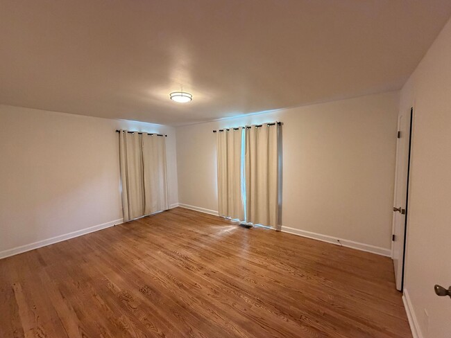 Building Photo - 2 bedroom, 1 bath home near Harding Place