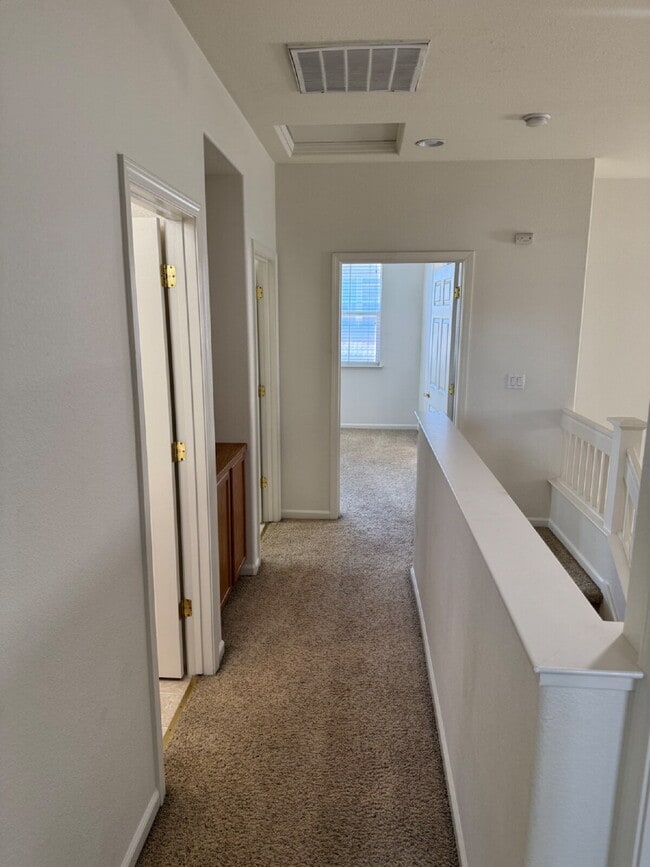 Building Photo - Beautiful 3 Bed, 2.5 Bath Green Valley Sin...