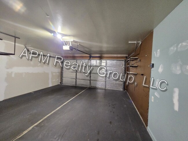 Building Photo - Private Country Feel Close to Downtown