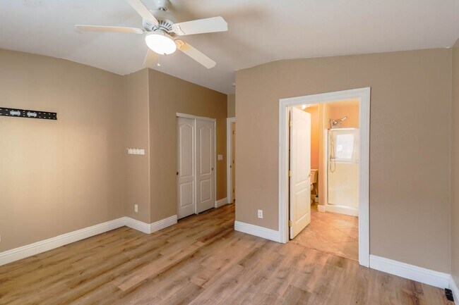 Building Photo - Beautiful, Single Story, 2 bed, 2 bath, To...