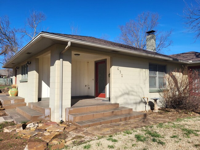 Building Photo - Gorgeous 2 bedroom 1 bathroom house with z...