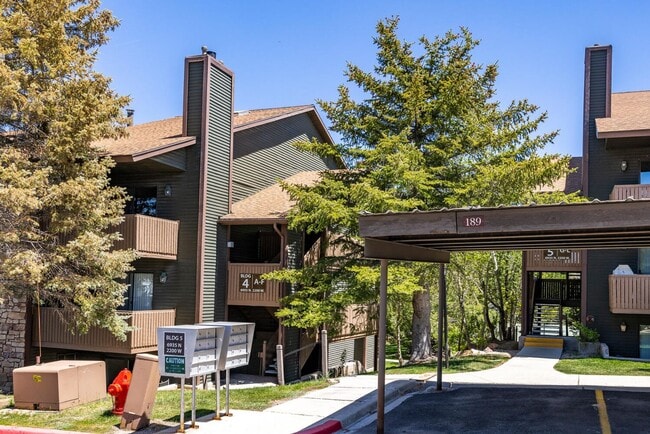 Building Photo - Top Floor Condo Near Bus Line