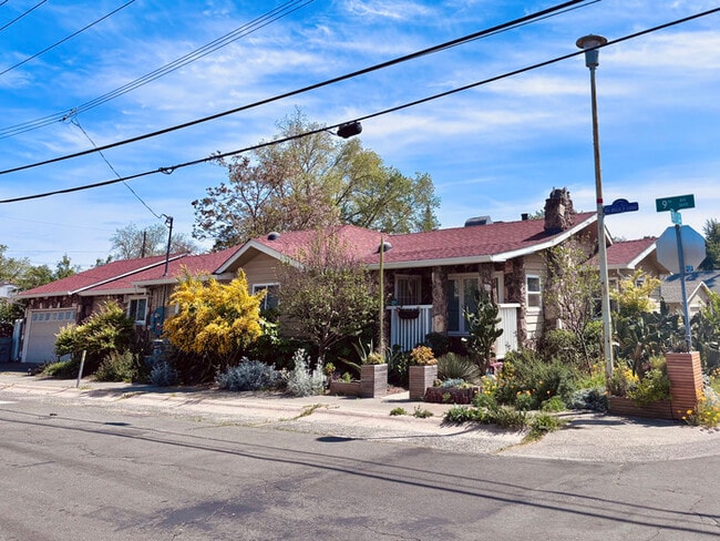 Building Photo - Welcome to this stunning 4-bedroom, 2-bath...