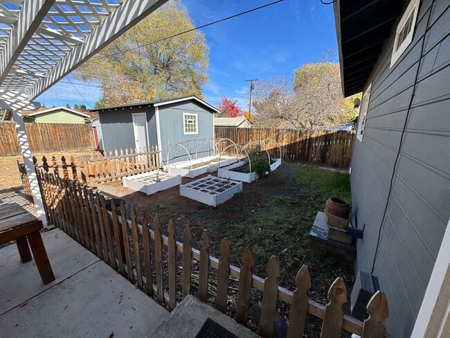 Building Photo - FOR RENT: UNFURNISHED: - Super Sweet Cottage style home in Midtown Bend.