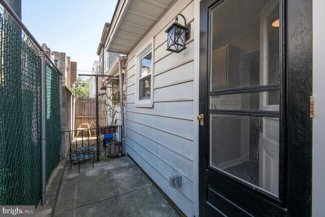Building Photo - 623 Miller St