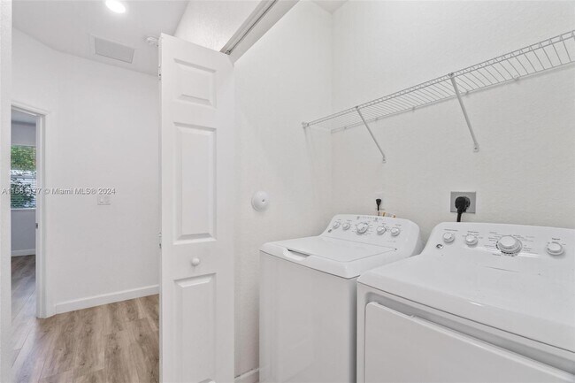 Building Photo - 177 SE 33rd Pl