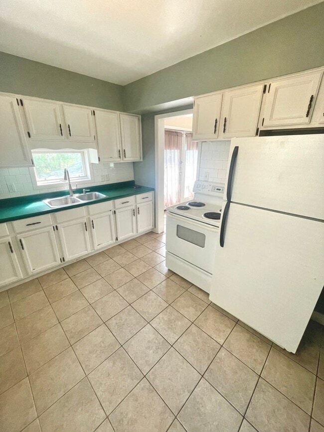 Building Photo - AVAILABLE NOW! - Gorgeous 3 Bedroom 1 Bath...