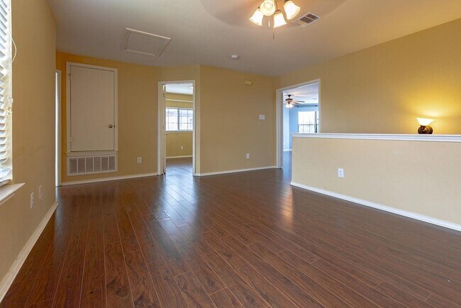 Building Photo - 211 Rim Rock Dr