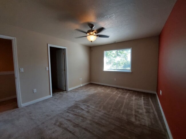 Building Photo - 3 bedroom 2 bath home with attached garage