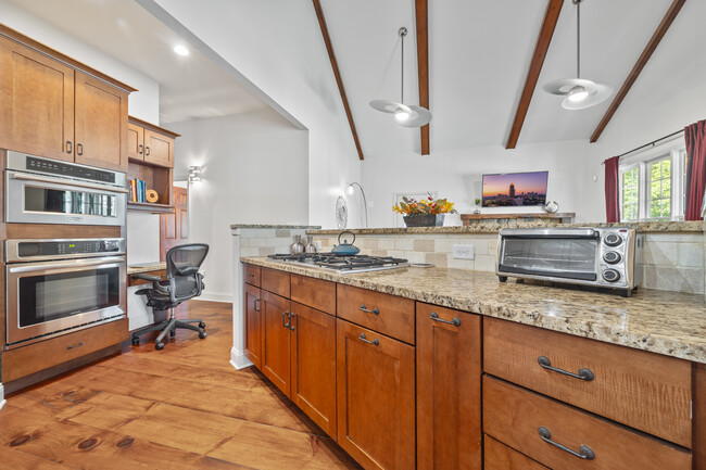 Fully equipped kitchen with brand-new stainless steel appliances - 3273 Dogwood St