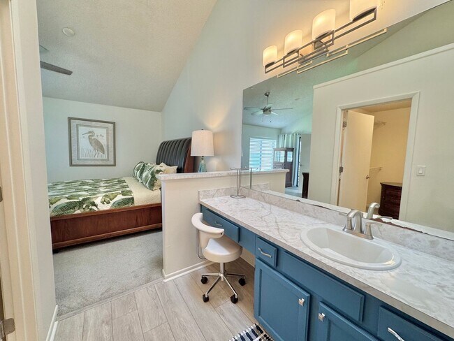 Building Photo - Winterset Condo with Gorgeous Sunset Views!