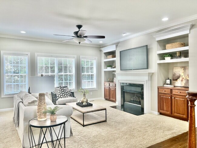 Building Photo - SPACIOUS AND CONVENIENT