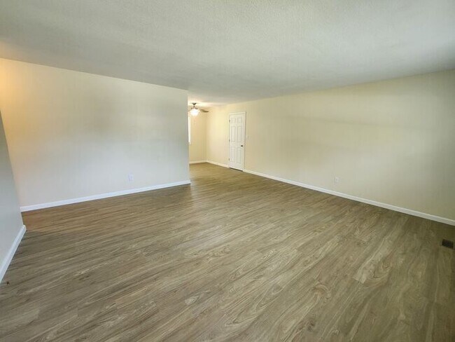 Building Photo - Updated-Pets Welcome-Pay Electric ONLY!