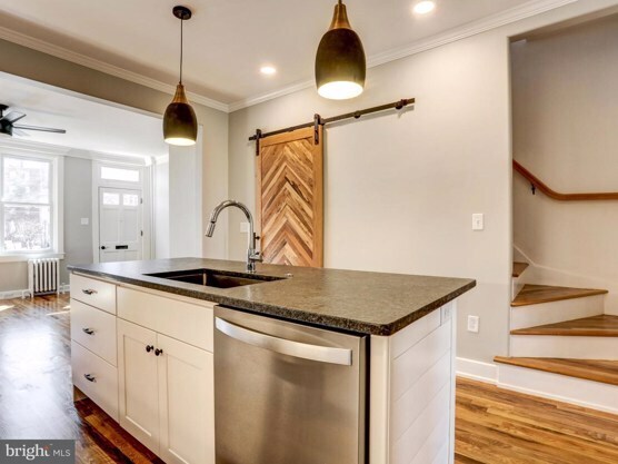 Kitchen - 255 New Holland Ave