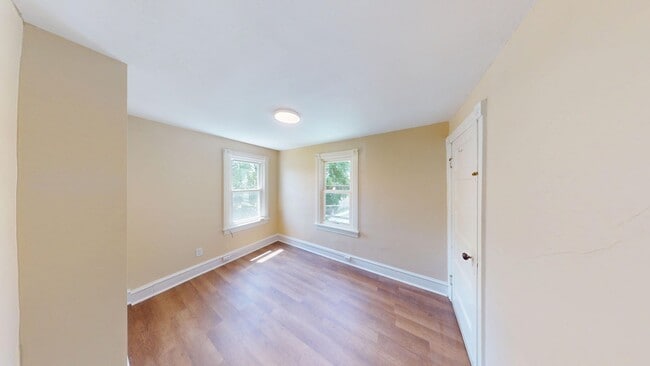 Building Photo - Charming 3 Bedroom Home