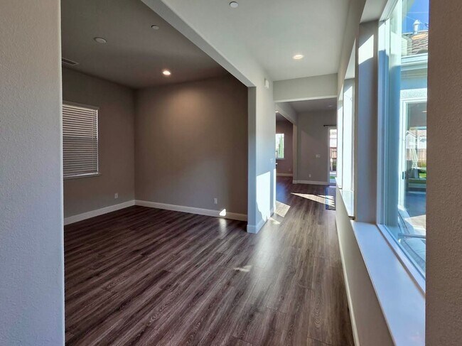 Building Photo - $2,750 Shaw & Locan, 4 Bedroom House - Twa...