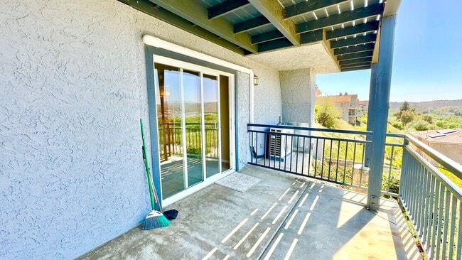 Building Photo - Sweet Two-Story Home with Amazing Views in...