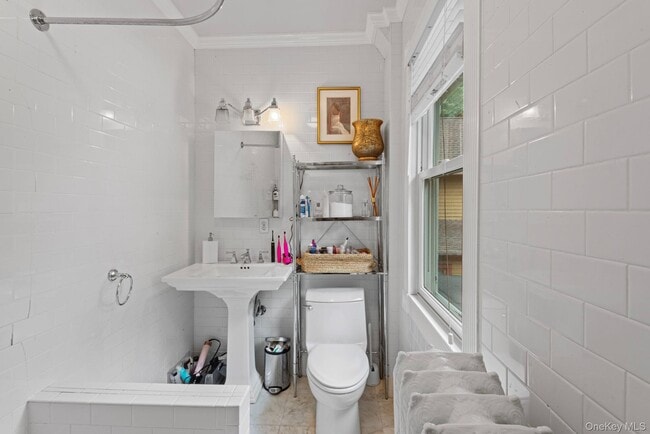 Building Photo - 56 Scudder Ave