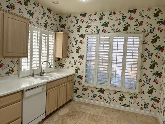 Building Photo - 2 story townhome in Seven Hills