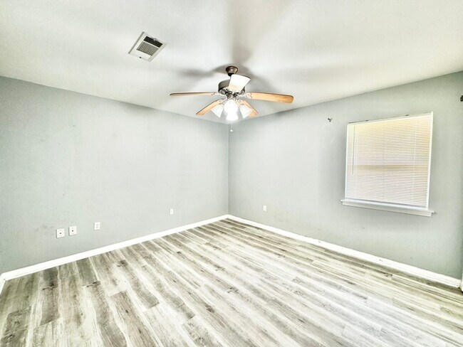 Building Photo - 15826 New Market Dr