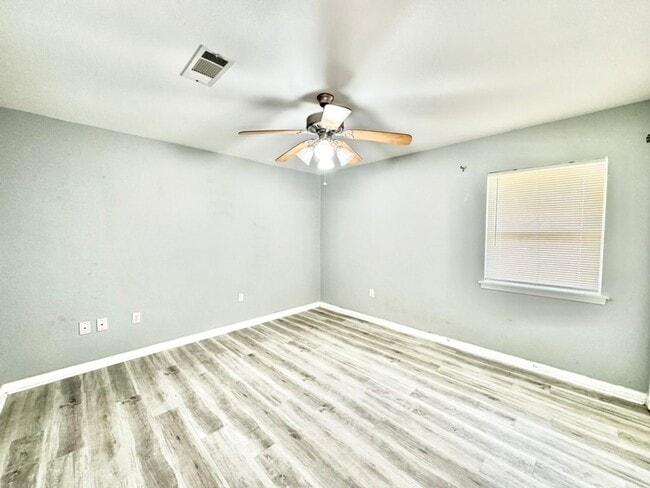 Building Photo - Beautiful 3BR/2BA Home with Sunroom, Formal Dining & Large Backyard