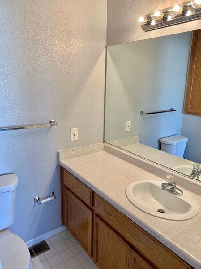 Building Photo - Tranquil 2 bed 2.5 bath Townhouse in Fairf...