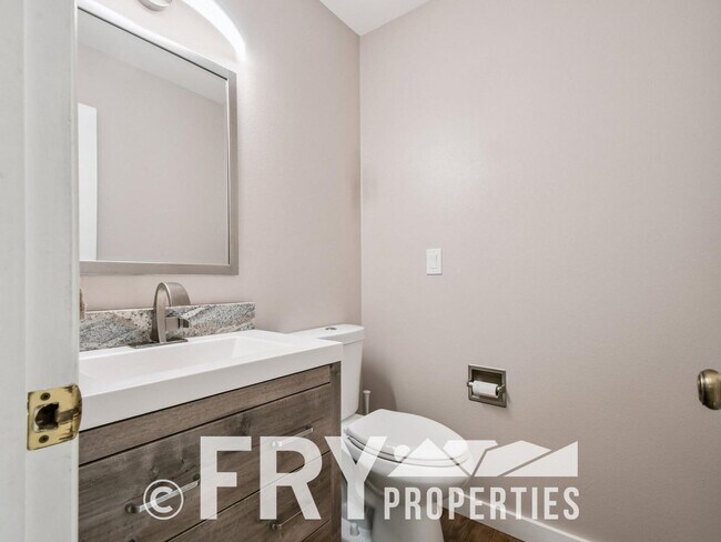 Building Photo - Spacious Five-Bedroom - Great For Entertaining