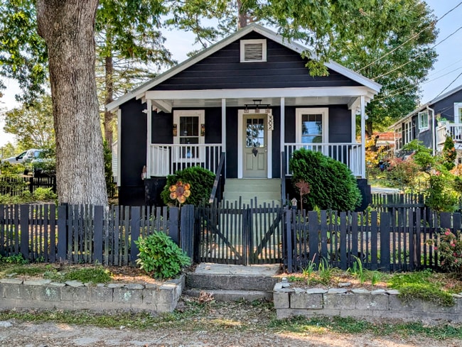 Building Photo - 302 Davis St