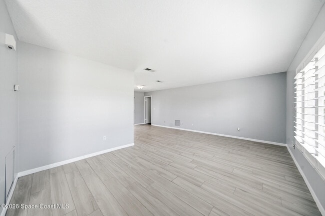 Building Photo - 1172 Bay Dr E
