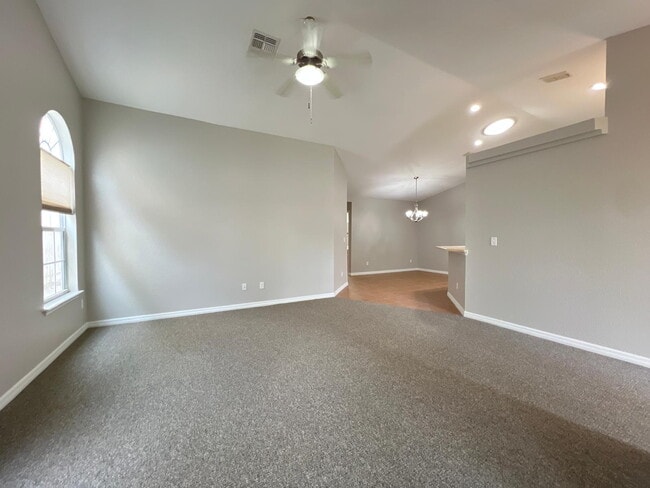 Building Photo - **MOVE-IN SPECIAL 2 WEEKS FREE IN SEPTEMBE...