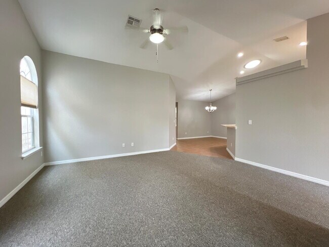 Building Photo - **MOVE-IN SPECIAL 2 WEEKS FREE IN SEPTEMBER***Beautiful 3 BD 2 BATH Home in Gated Community